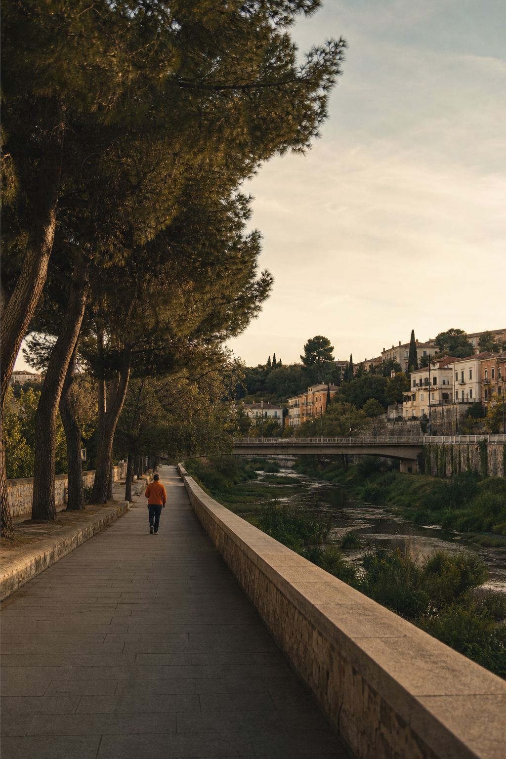 Persona caminando junto a un río urbano y un puente peatonal ficticios